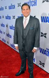 组图：本-斯蒂勒新片首映深情注视女伴