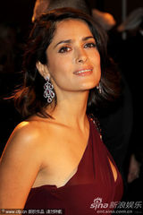 幻灯图集：戛纳开幕晚宴 萨尔玛-海耶克红裙秀香肩 