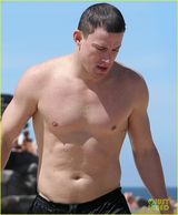 高清组图：查宁-塔图姆海滩戏水秀壮硕肌肉