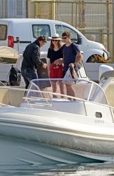 凯拉-奈特莉与老公度蜜月 痴缠紧贴当众热吻