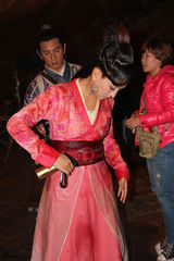 组图：探班吴奇隆马苏山洞拍激情戏