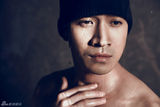 组图：何晟铭深情质感写真勾勒深邃五官