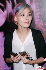 组图：歌手张悬香港开音乐会 炫彩短发超High