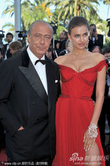 组图：C罗超模女友戛纳走秀展玉腿深沟