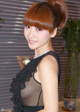 高清：柳岩真空“侧露”酥胸 新势力盛典勇夺奖