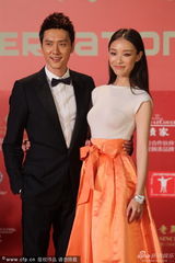 组图：冯绍峰倪妮情侣档现身 羞涩接吻