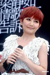 组图：梁静茹叹制作人不好当 新专辑首刷封面现瑕疵