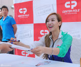 组图：f(x)宋茜明朗亮相签名会 兵哥追星行军礼