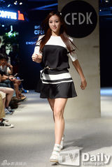 组图：Dal shabet秀彬走秀 黑裙妩媚优雅