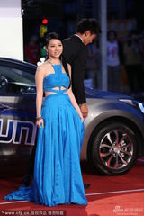 组图：邓紫棋性感蓝裙现身 大秀香肩美背