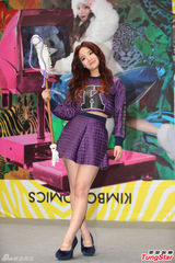 组图：台女歌手翻滚劈腿露底裤 熊抱黄鸿升