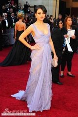 组图：米拉-库妮斯亮相奥斯卡 蕾丝长裙秀傲人双峰