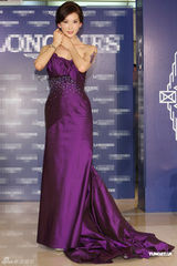 组图：林志玲台北出席代言 紫色长裙显动人魅力