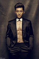 组图：路宏型男质感写真 大秀腹肌展好身材