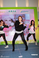 幻灯：萧亚轩签唱会热舞　与现场观众玩互动游戏