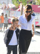 组图：维多利亚带儿子游玩 小潮男星样十足