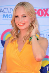 组图：《吸血鬼日记》剧组亮相 “卡洛琳”黄裙最夺目