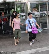 组图：徐若瑄恋爱后显发福 休闲装扮亮相机场