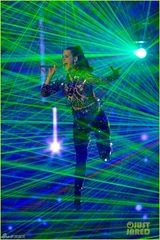 组图：水果姐姐变粽子 吐舌开唱表情呆萌