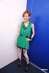 幻灯：郑秀文出席音乐中心开幕礼 老板为其首位助手