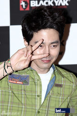 组图：韩星赵仁成出席2012春装品牌时装秀活动