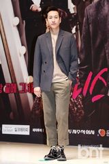 组图：李妍熙似激凸露美背 李美淑无视恶妇骂名