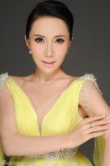 组图：丁晓红中国风写真展露古典婉约美