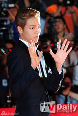 组图：18届釜山国际电影节开幕 女星露股沟抢镜