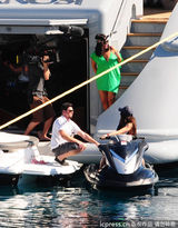 组图：卡戴珊携家人包游艇跳水度假 甘当摄影师