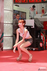 组图：谢芷蕙出写真性感现身 台上摔倒难掩尴尬