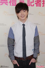 组图：吴千语裙装甜美亮相 否认自己是败金女