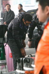 高清组图：黄晓明离京心情好 爽快收礼显随和