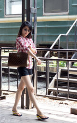 组图：韩丹彤街拍格纹衬衣搭短裤