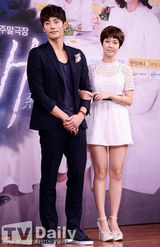 组图：少女时代徐贤红裙亮相《热恋》发布会