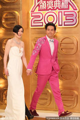 组图：田蕊妮抹胸镂空秀乳 萧正楠粉红西装喜庆