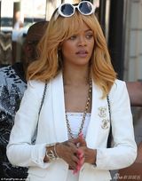 组图：蕾哈娜白色裹胸秀蛮腰 素颜现身脸色苍白