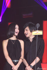 组图：张歆艺与杨树鹏红毯首秀 十指紧扣秀恩爱