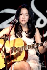 高清组图：黄龄台北宣传新碟 女生可以只立业不成家