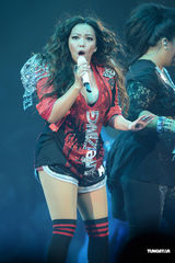 组图：张惠妹香港开唱性感奔放 邀林青霞点歌