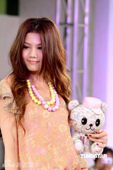 幻灯图：嫩模周秀娜T台秀春装 造型多变气质独特