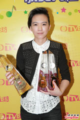 组图：金曲榜颁奖星光黯淡 张敬轩献主持处女秀