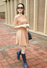 组图：周牧茵街拍 裸色连衣裙搭长靴