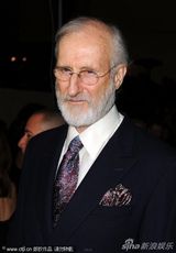 组图：安妮斯顿助阵导演工会奖 黑裙携男友秀恩爱