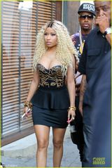 组图：麻辣鸡低胸爆乳拍MV 双球抢镜