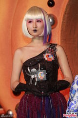 组图：吴卓羲宣传万圣节扮吸血鬼 高海宁险走光