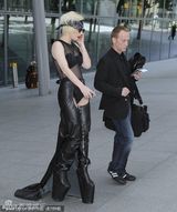 幻灯图：LadyGaga穿透视衣耍酷 失足摔倒惨遭围观 