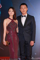 组图：佟大为携爱妻登场 关悦秀美肩展人妻风情