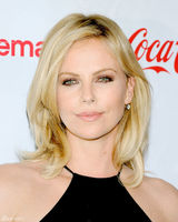 高清组图：查理兹-塞隆拼接礼服亮相身材发福