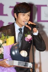 高清图：韩国国会奖颁奖 李秉宪金泰熙等开心领奖