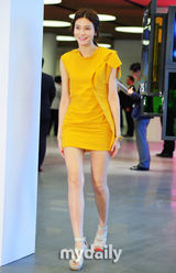 组图：宋承宪Rain出席活动 宋允儿申世京黑白配